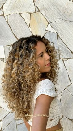 Milkshake Hair Products, Dark Curly Hair, Natural Curly Hair Cuts, Highlights Curly Hair, Curly Hair Photos, Blonde Curly Hair, Curly Hair Styles Easy, Natural Curls Hairstyles, Curly Hair Inspiration