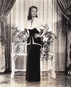 Vera Zorina 1941 evening dress Black And White Evening Dresses, 1940s Actresses, Thirties Fashion, 1940s Evening Dresses, White Shots, Erich Von Stroheim, Wwii Fashion, Vintage Hollywood Stars, 1940s Women