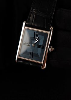 Disfrute de la elegancia atemporal del Cartier Tank WGTA0121, una obra maestra relojera que rinde homenaje a la icónica colección Tank. Elaborado en lujoso platino y adornado con un cristal de zafiro resistente a los arañazos, este reloj irradia sofisticación y refinamiento. El movimiento manual del WGTA0121 se remonta a una era pasada de excelencia relojera y añade un toque de nostalgia a su encanto moderno. Diseñado originalmente en 1917 por el propio Louis Cartier, el reloj Tank se inspiró en Tank Louis Cartier, Cartier Tank Louis, Tank Watch, Cartier Tank, Patek Philippe Nautilus, Breitling Navitimer, Rolex Day Date, Audemars Piguet Royal Oak, Rolex Gmt