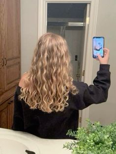 Very Curly Blonde Hair, Blonde Wavy Hair Styles, Blonde 2b Hair, Blonde 2c Hair, 2b Blonde Hair, Natural Wavy Hair Blonde, Wavy 2b Hair, Wavy Dirty Blonde Hair, Blonde Curly Hair Aesthetic