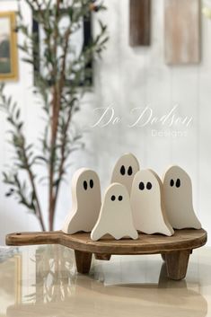 Diy Wood Ghost Decoration, Wood Crafts Halloween, Scandinavian Halloween, Neutral Diy Decor, Diy Wood Ghost, Diy Boo Sign, Diy Fall Office Decor, Easy Homemade Fall Decorations, Wood Crafts To Sell