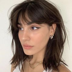 The Most Flattering Mid-Length Brown Hairstyles To Try in 2020 Brown Hair Inspo, Short Brown Hair, Haircuts For Fine Hair, Short Hair With Bangs, Curtain Bangs, Grunge Hair, Womens Haircuts, Hairstyles With Bangs, Fine Hair