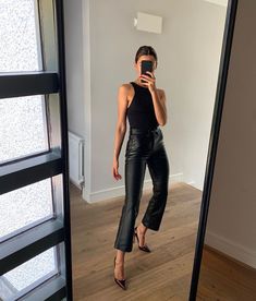 Leather Trousers Outfit, Lederhosen Outfit, Leather Pants Outfit, Sweatpants Outfit, Black Leather Pants, Legging Outfits, Outfit Trends, Night Out Outfit, Evening Outfits