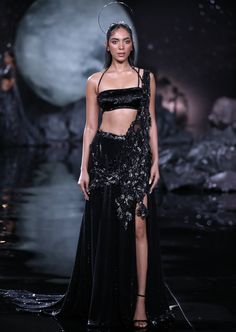 Black bullion sheeted lycra net draped sari set accentuated with cutwork palla encrusted with crystalline hand embroidery. Glamorous Embellished Draped Sets, Hand Embellished Draped Sets For Party, Hand Embellished Draped Party Sets, Glamorous Draped Evening Sets, Evening Embellished Draped Lehenga, Embellished Draped Lehenga For Evening, Embellished Draped Evening Sets, Embellished Draped Sets For Evening, Evening Sets With Sheer Dupatta