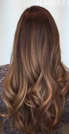 Shadowed brunette roots and caramel hints Hair Color Brown Chestnut, Chestnut Brown Hair, Hair Color Light Brown, Caramel Highlights, Brown Hair Balayage, Light Hair Color, Trendy Hair Color, Cool Hair Color, Light Brown Hair