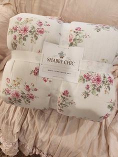 the shabby chic bedding set has pink roses on it