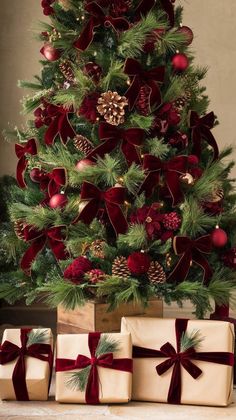 Do It Yourself Christmas Decorations, Burgundy Christmas Decor, Burgundy Christmas, Diy Christmas Decor Ideas, Timeless Christmas, Christmas Tree Inspo, Diy Christmas Decor, Modern Christmas Tree, Elegant Christmas Trees