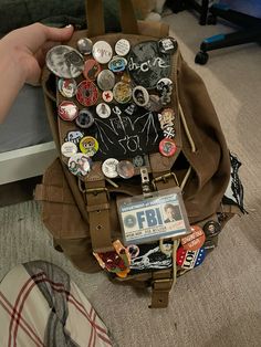 Dream Bag Aesthetic, Aesthetic Clear Backpack, Old Backpack Aesthetic, Backpack With Pins And Patches, Backpack Outfit Aesthetic, Goblincore Backpack, Pins On Backpack Aesthetic, Alt Backpack, Decorating Backpack