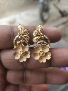 Gold Ear Rings Designs, Gold Earrings With Price, Gold Ear Rings, Earrings With Price, Ganesh Design, New Gold Jewellery Designs, Gold Earrings Models, Bridal Jewelry Vintage, Fancy Jewelry Necklace