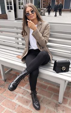 Outfits invernales que sólo tus leggings negros pueden darte Mum Outfits, Adrette Outfits, Gingham Fashion, Dressy Casual Outfits, Business Casual Outfits For Work