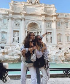 three women taking a selfie in front of the trellotto dei duoo