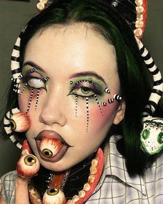 Sand Worm Beetlejuice Makeup, Beetlejuice Inspired Hair, Beetlejuice Sandworm Makeup, Sandworm Beetlejuice Makeup, Beetlejuice Make Up Female, Beetle Juice Inspired Makeup, Goosebumps Makeup, Sandworm Makeup, Beetlejuice Makeup Ideas