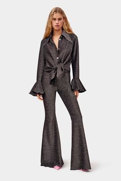 Elegant Black Flares For Evening, Black Elegant Evening Flares, Elegant Black Evening Flares, Elegant Black Flares For Night Out, Elegant Fitted Pants With Flared Cuffs, Elegant Black Flares For Party, Elegant Black Pants With Flared Hem, Elegant Party Flares, Chic Flare Sets For Party