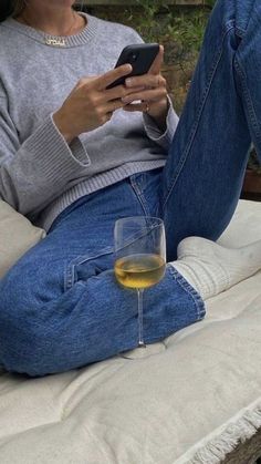 Coastal Aunt Aesthetic-Putting A Name To This Timeless Trend Stile Kendall Jenner, Look Adidas, Estilo Indie, Skandinavian Fashion, A Glass Of Wine, Fall Fits, Winter Fits, Glass Of Wine, Mode Inspo