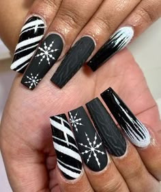 Fancy Winter Nails, Black And White Winter Nails, Pretty Winter Nails Acrylic, Gothic Winter Nails, Black Christmas Nails Acrylic, Black Xmas Nails, Winter Nails Dip Powder Colors, Cool Winter Nails, January Nails Ideas Acrylic