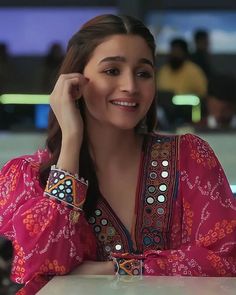 Aliya Bhatt Dresses, Aliya Bhatt, Urfi Javed, Simple Kurta, Paintings Tutorials, Bandhani Dress, Outfits Indian