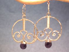 Nouveau 58 Hammered wired swirl drops with choice of stone Elegant Spiral Wire Wrapped Hoop Earrings, Earring Inspiration, Aluminum Jewelry, Wire Jewelry Designs, Earrings Inspiration, Wire Weaving, Handmade Jewelry Diy, Wrapped Jewelry, Wire Work