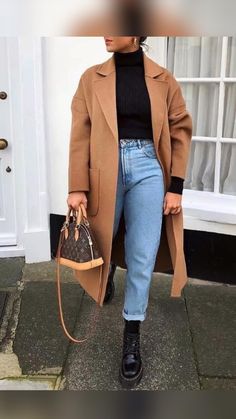 Tas Louis Vuitton, Vuitton Outfit, Doc Martens Outfit, Trendy Outfits Winter, Women Overcoat, Winter Trends, Coat Outfits, Mode Inspo, Casual Winter Outfits