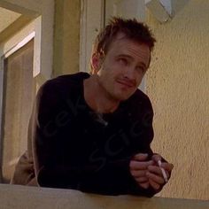 jesse pinkman <3 Jesse Pinkman Shaved Head, Jesse Pinkman Gif Pfp, Jesse Pinkman Pfp, Im Broke, Shaved Head, Cute Disney Wallpaper