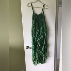 Size M. Vintage. Green Ruched Midi Evening Dress, Green Spaghetti Strap Midi Dress For Casual Wear, Green Spaghetti Strap Midi Dress For Casual Days, Green Spaghetti Strap Midi Dress For Casual Occasions, Green Spaghetti Strap Midi Dress For Cocktail, Green Ruched Midi Dress For Casual Wear, Green Ruched Midi Dress For Casual Occasions, Elegant Green Slip Dress For Casual Occasions, Green Maxi Length Evening Slip Dress