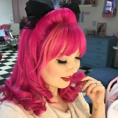 1950s Hairstyle, Pink Hairstyles, Unusual Hair Colors, 60s Hair, Rockabilly Hair, Pin Up Hair, Full Face Makeup, Hair Flip, Retro Hairstyles