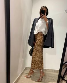 Leo-Rock mit Blazer und Heels – der perfekte Power-Look! 🖤🐆 #stylestatement #chicvibes #leolove #leolook #outfitgoals How To Style A Blazer With Skirt, Work Outfit For Summer, Holiday Inspo Outfits, Autumn Outfits Chic, Party Fits Winter, Printed Blazers For Women, Outfit Ideas Summer 2024, Blazer And Heels Outfit, Nightout Outfit Casual