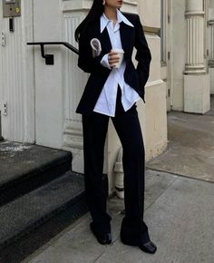 Lawyer Outfit, Corporate Attire, Classic Outfit, Autumn Wardrobe, Corporate Outfits, Woman Suit Fashion, Autumn Days, Stil Inspiration, Black Trousers