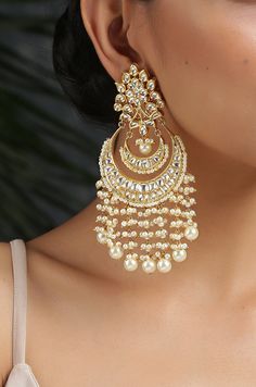 This beautifully handcrafted earrings is set in silver and copper alloy and plated with 22k gold. DETAILS Length - 7.5 cm Closure - Push Back STYLE TIP We love teaming this with classy chiffon sarees or zari silk sarees. Also looks best when worn with your royal whites, off whites and gold. We recommend styling with pastel solids or floral dresses in peachy pink, pistachio green and pastel blue too. Perfect for them Red weddings or banarasi sarees. This is a perfect solution to your pastel weddi Green Earrings Indian, Earrings For Saree, Chandbali Earrings Gold, Aesthetic Saree, Gold Indian Jewelry, Desi Jewellery, Kundan Chandbali, Red Weddings, Desi Jewelry