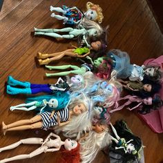 there are many dolls on the floor together