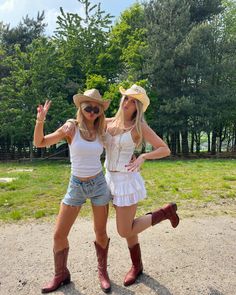 Long live cowgirls Cowgirl Outfits Ideas, Dallas Outfits, Cow Girl Outfits, Cowgirl Summer Outfits, Texas Fits, Summer Cowgirl Outfits, Country Best Friends, Cowgirl Summer