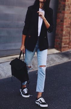 15 Looks Que Demuestran Que A Veces Menos Es Más | Cut & Paste – Blog de Moda Ripped Knee Jeans, Outfit Trends, Blazer Outfits, 가을 패션, Black Blazer