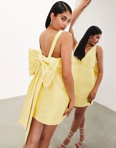 Robe par ASOS EDITION L'amour au premier regard Col en V Bretelles rigides Nœud au dos Fermeture éclair sur le côté Coupe classique Structured Mini Dress, Yellow Mini Dress, Rush Dresses, Winter Party Dress, Bow Back, Sweaters And Leggings, Satin Slip Dress, Yellow Fashion, Embellished Dress