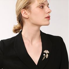 Gold-plated streamer micro dream series high-end brooch Product Details Size:5.3*3.3cm,Bottom needle length 3.8cm Material: gold plated，Zirconia，pearl Product features: Simplicity can also interpret beautiful highlight moments. The low-key 18k gold plating and selected high-quality pearls create a minimalist charm. The dazzling zircon is fully radiated with unique personality, which perfectly interprets the image of fashionable, luxurious and modern urban women. Elegant Formal Enamel Pin Brooch, Gold Formal Enamel Pin, Chic Gold Brooch For Evening, Elegant Silver Enamel Pin For Formal Occasions, Silver Elegant Enamel Pin For Formal Use, Silver Elegant Enamel Pin For Formal Events, Chic Gold Wedding Brooches, Gold Wedding Brooches Chic Style, Elegant Silver Enamel Pin