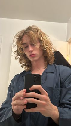 jordan huxhold Messy Blonde Hair Men, Blonde Curly Hair Men, Natural Strawberry Blonde Hair, Long Blonde Curly Hair, Cute Blonde Guys, Men Haircut Curly Hair, Mullet Haircut