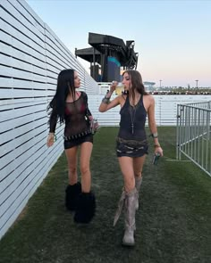 Coachella Bohemian Outfits, Festival Fits Summer, Festival Outfits Casual, Leather Shorts Festival Outfit, Futuristic Rave Outfit, Boho Club Outfit, Y2k Coachella Outfits, Electronic Music Festival Outfit, Black And Red Rave Outfit