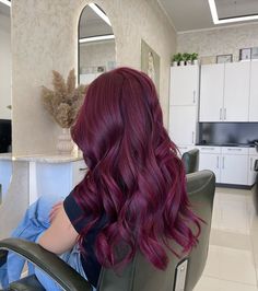 Purple Red Hair Color, Pelo Color Vino, Violet Hair Colors, Red Hair Inspiration, Wine Hair, Red Hair Inspo, Hair Color Burgundy, Dark Red Hair, Hairstyle Trends