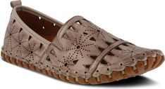 Geometric cutouts and contrast whipstitching detail a low-profile flat that keeps you comfortably and stylishly on your feet. Shoe Tags, Ladies Shoes, Dot Art, Trendy Shoes, Cute Woman, Flat Shoes, Flip Flop, Womens Flats, Atom