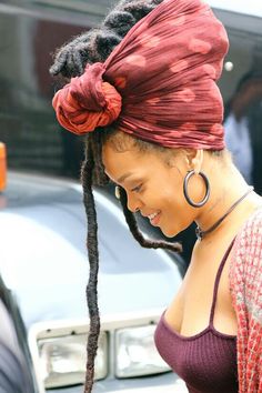 Rihanna Headwrap Hairstyles, Rihanna Street Style, Rihanna Love, Rihanna Hairstyles, Faux Locks, Rihanna Outfits, Head Wrap Styles, Dreadlock Styles, Rihanna Style