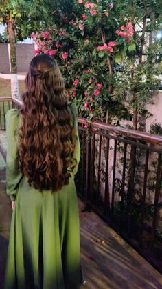 #hair #curly #curls #hairstyle #fantasy #aesthetic #vibes Long Curly Hair Aesthetic, Brown Wavy Hair, Long Hai, Hair Shows, Long Wavy Hair, Long Hair Girl, Bob Haircut, Hair Curly