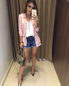 4,912 curtidas, 28 comentários - Estação Store (@estacaostore) no Instagram: “In love por essa Parka! Parka Bruna | Shorts Jeans Wanessa Compras on line:…” Pink Parka Outfit, Pink Parka, Casual Work Attire, Jeans Cropped, Short Jeans, Shorts Jeans, Inspiration Style, Work Attire