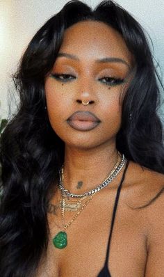 2001 Makeup Trends, License Makeup Look, Winged Eyeliner Black Women, Sudanese Makeup, Big Downturned Eyes, Glowy Makeup Round Face, Brats Doll Makeup Looks, Makeup Looks Aesthetic Creative, Make Up Styles To Try