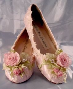 Zapatos cómodos que van perfectos con cualquier vestido de XV años Spring Wedding Shoes, Kostum Peri, Istoria Modei, Fairytale Bridal, Lace Ballet Flats, Wedding Shoes Flats