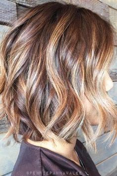 Messy bob hairstyles are preferred by so many women. Firstly, they are easy to style, secondly, the look quite chic. See the trendiest ideas here. Brown And Blonde Hair, Brown Hair With Highlights And Lowlights, Brown And Blonde, Brunette Ombre, Balayage Bob, Messy Bob Hairstyles, Wavy Bob Hairstyles, Short Brown Hair, Brown Highlights