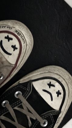 Evacore Aesthetic, Drawing Grunge Aesthetic, Things To Draw On Shoes, Things To Draw On Converse, Converse Drawing On Shoes, Drawing On Shoes, Converse Drawing, Sharpie Shoes, Converse Design