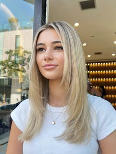 Smudge root, face frame, angles Straight Hair Framed Face, Face Frame Layers Long Hair Straight, Straight Hair With Face Framing, Face Framing Straight Hair, Face Frame Long Hair, Straight Hair Face Framing, Face Framing Layers Straight Hair, Smudge Root, Angled Hair