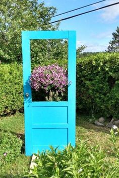 How to Upcycle an Old Door Diy Bridge, Vases Centerpieces, Upcycled Garden, Diy Lamps, Deck Planters, 3d Pumpkin, Patio Privacy Screen, Carpet Stain, Styrofoam Head