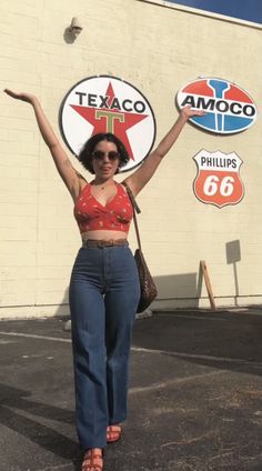 Latina 70s Fashion, 70s Chicana Fashion, 70s Baddie Outfits, Hot 70s Outfits, Extreme Summer Outfit, 60s Latina Fashion, Cute Halter Top Outfits, Curvy 70s Style, Summer Outfit 70s