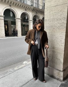 Black Cardigan Outfit Aesthetic, European Fashion Aesthetic, Grey Top Outfit, Brown Coat Outfit, Black Cardigan Outfit, Cardigan Outfit Aesthetic, Grey Blazer Outfit, Trendy Winter Coats, Fashion Style Outfits