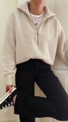 Does the perfect effortlessly stylish and comfy winter 2022 outfit exist? Why yes, yes it does. Here are 15 trendy chic and simple everyday casual winter outfits I’ve found for winter 2022 plus exactly how to recreate these looks on a budget! Women's winter inspiration ideas for leggings outfit #fashion #style #fallstyle #winterstyle inspo #ootd #blogger Thanksgiving Outfit Ideas, What To Wear Fall, 2023 Outfits, Black Kitten Heels, Skandinavian Fashion, Comfy Winter, Fall Events