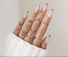 Summer Tatto Long Finger Tattoos For Women, Mendhi Hand Tattoos, Women’s Cuff Tattoo, Finger Tattoos Bands, Intricate Finger Tattoo, Upper Finger Tattoo, Womens Knee Cap Tattoo, Finger Dot Tattoos For Women, Tattoo For Fingers Women